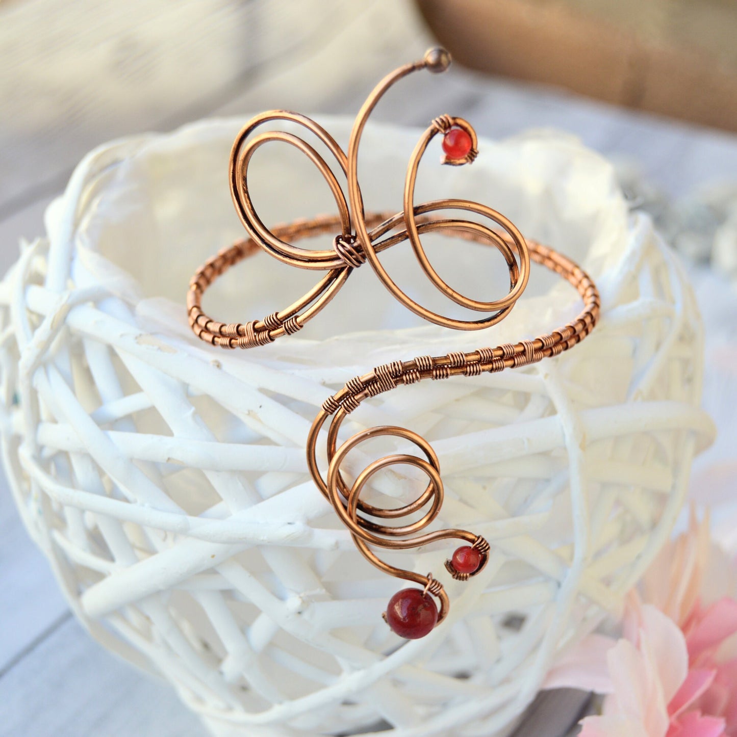 Brazalete boho chic con cuentas de carnelia y acabado envejecido