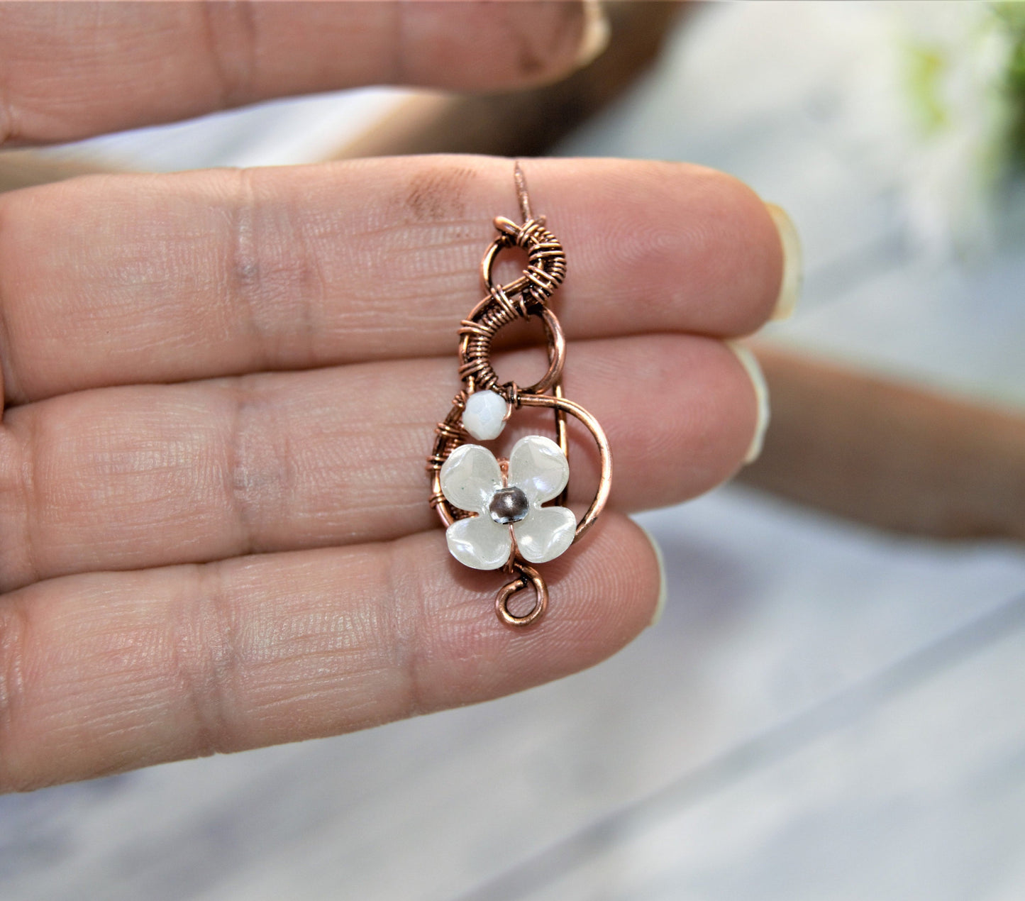 Horquilla de pelo con flor de resina y cuenta de metal