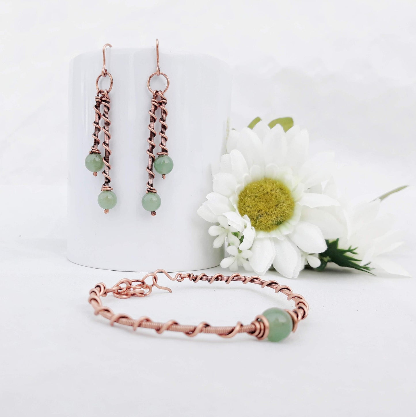 Pendientes largos de alambre de cobre y aventurina verde