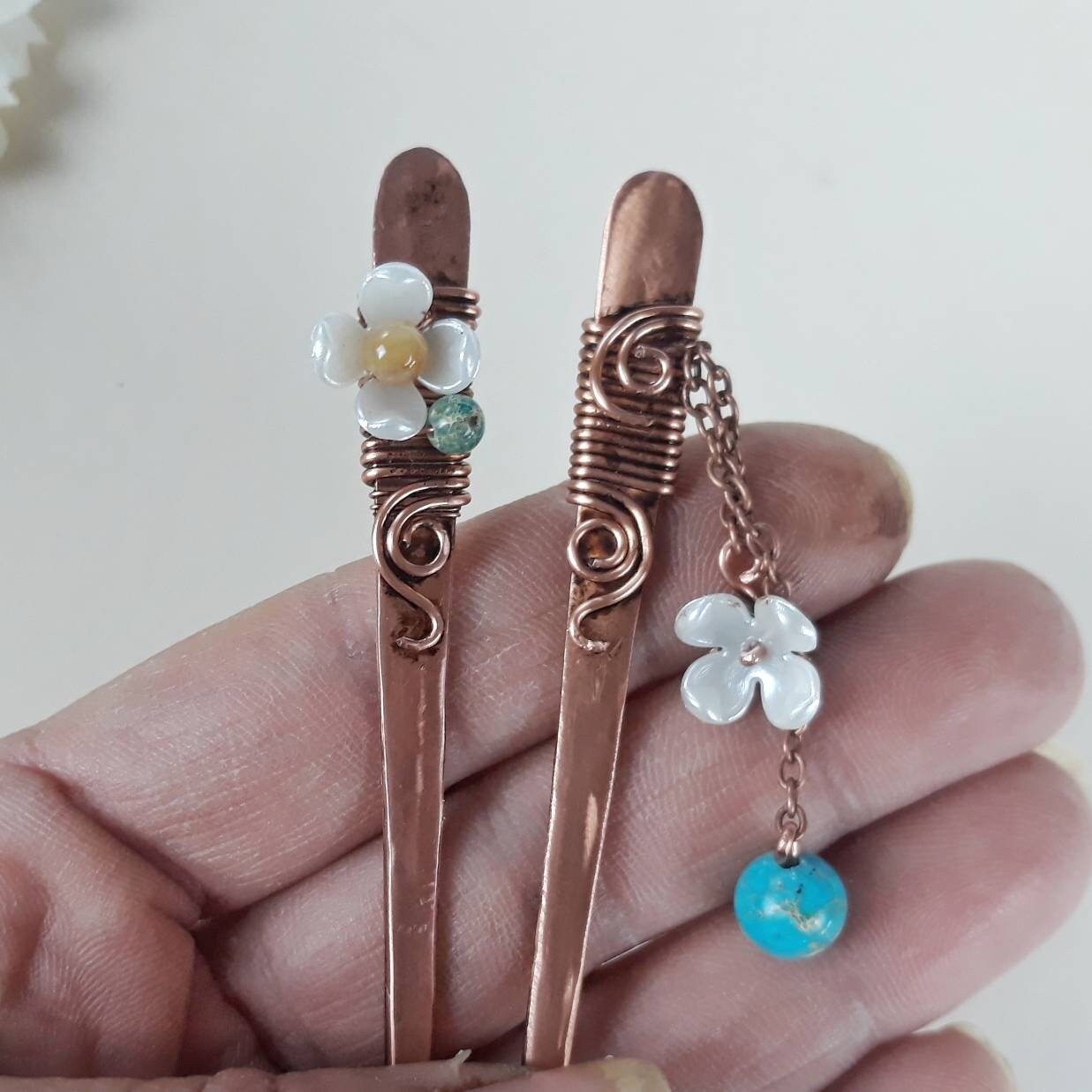2 palillos para el pelo con sedimento azul y flor de resina