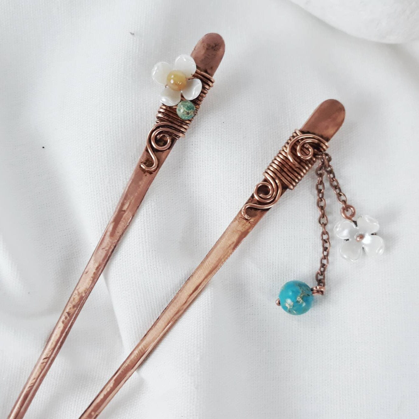 2 palillos para el pelo con sedimento azul y flor de resina