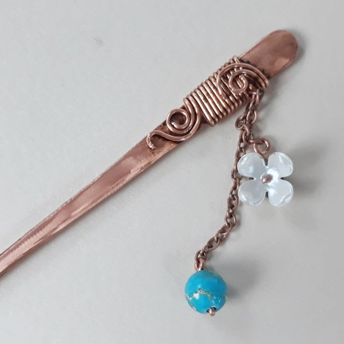 2 palillos para el pelo con sedimento azul y flor de resina
