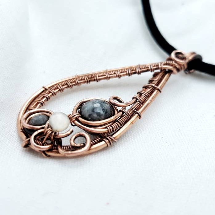 Colgante Barroco de Cobre con Cuentas de Larvikita