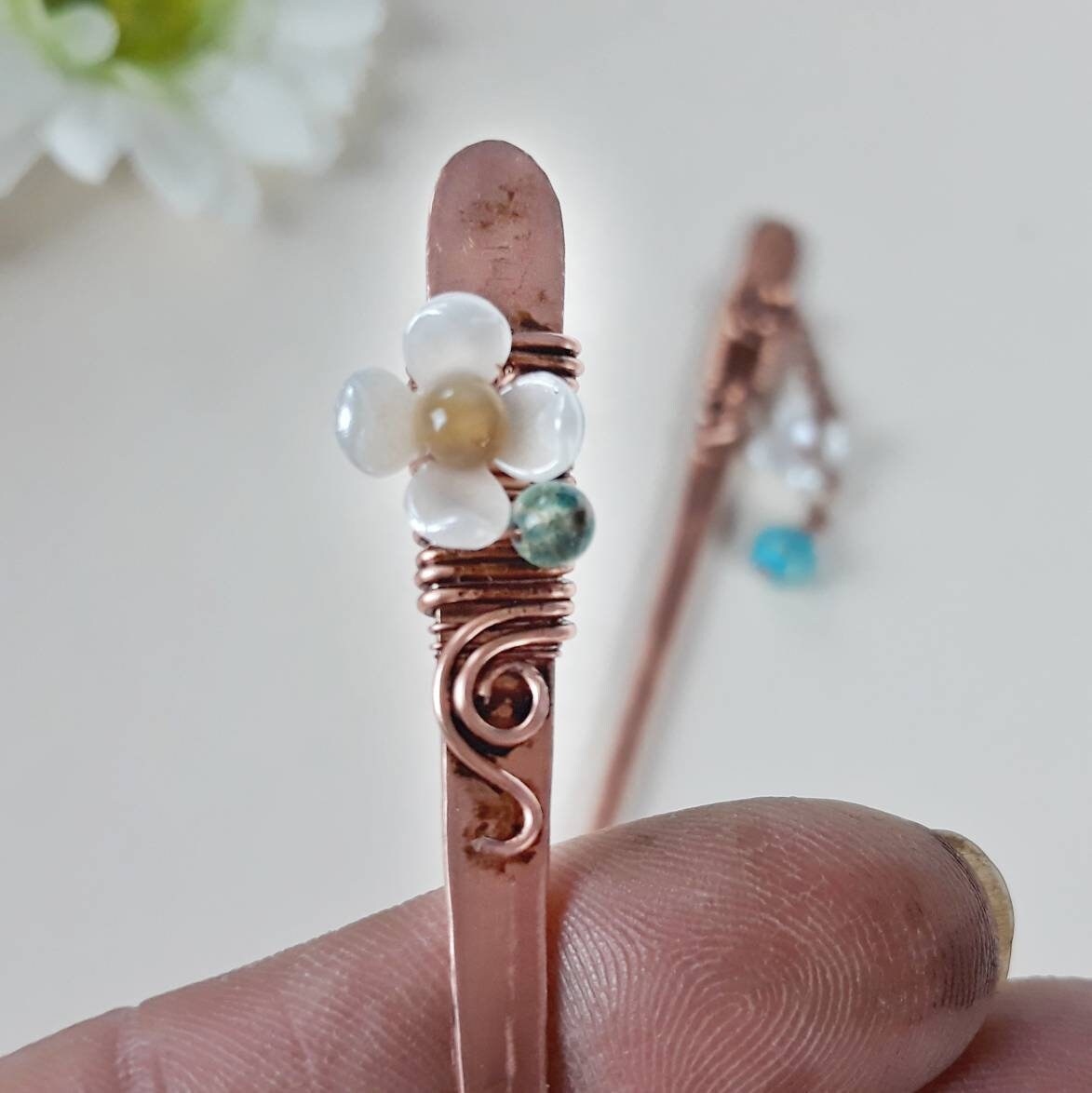 2 palillos para el pelo con sedimento azul y flor de resina