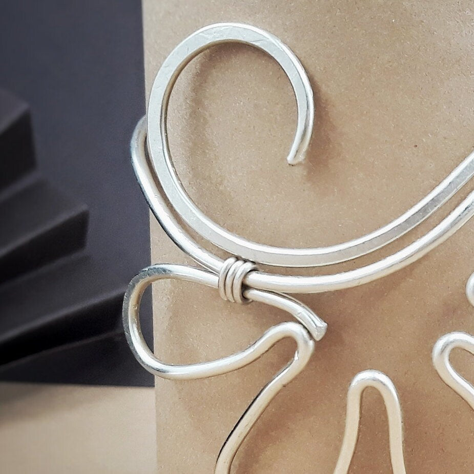 brazalete plateado con flor de alambre de plata alemana