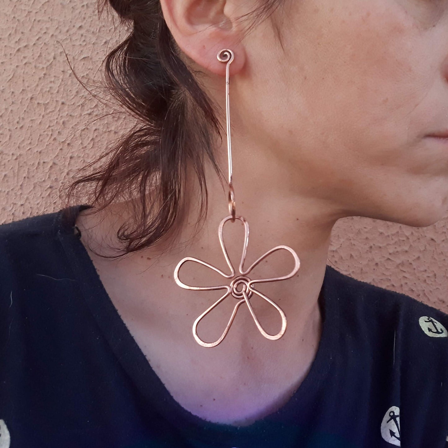 Pendientes de alambre de cobre con diseño de flores