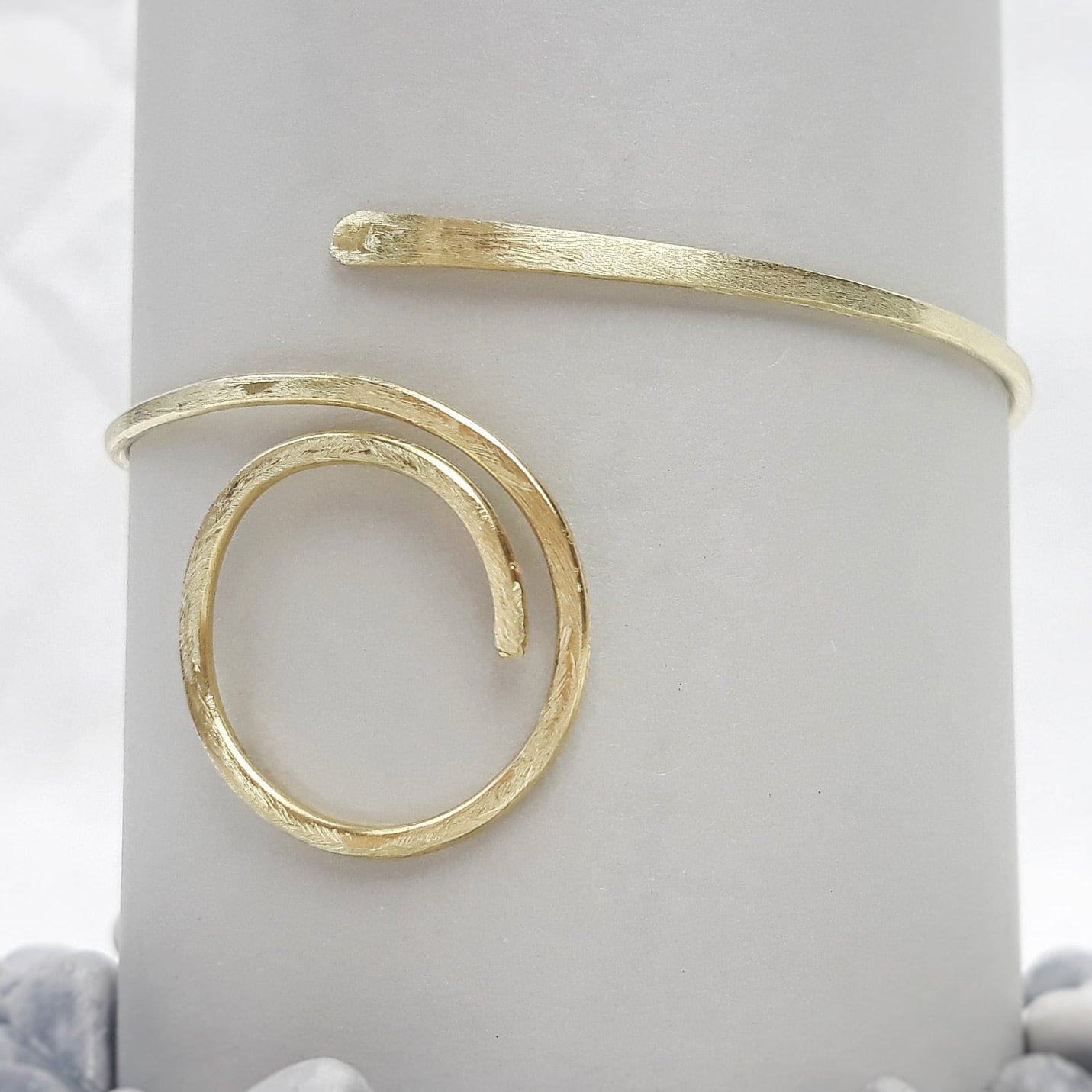 brazalete dorado inspirado en el antiguo Egipto