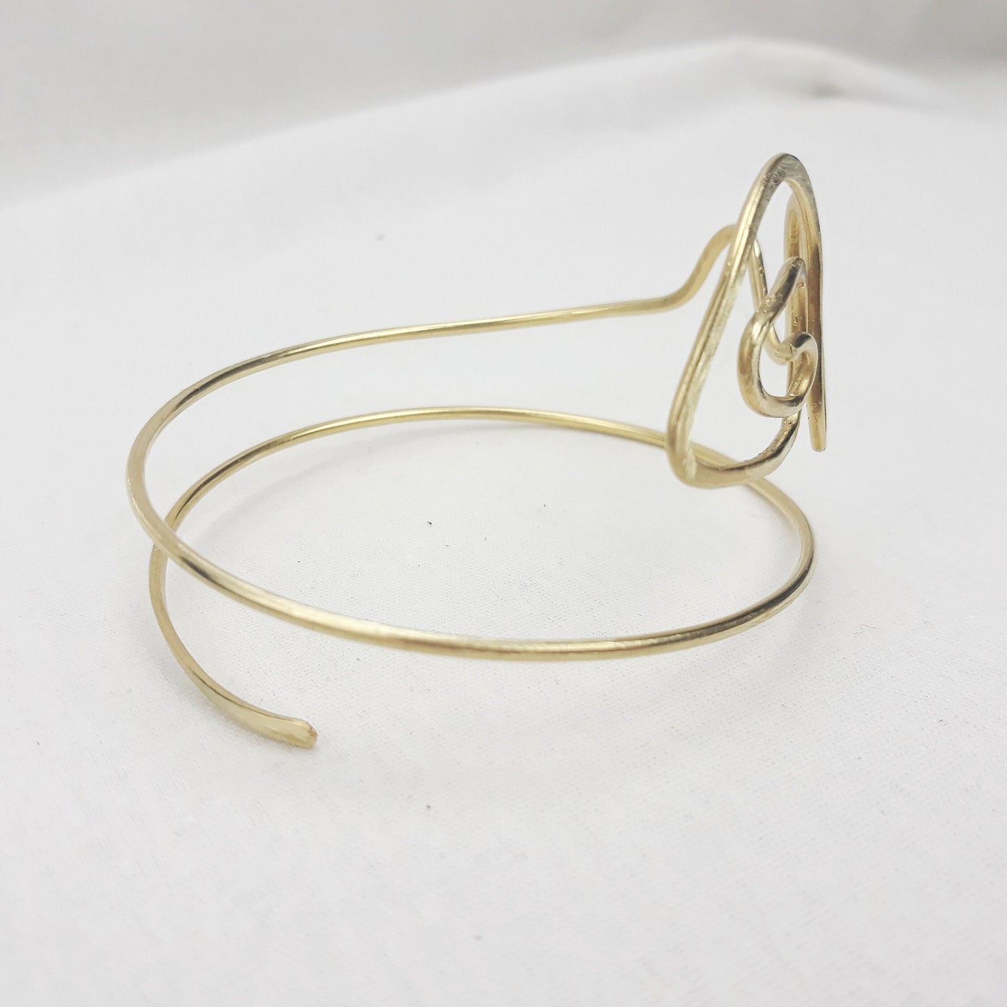 brazalete hecho a mano de estilo tribal