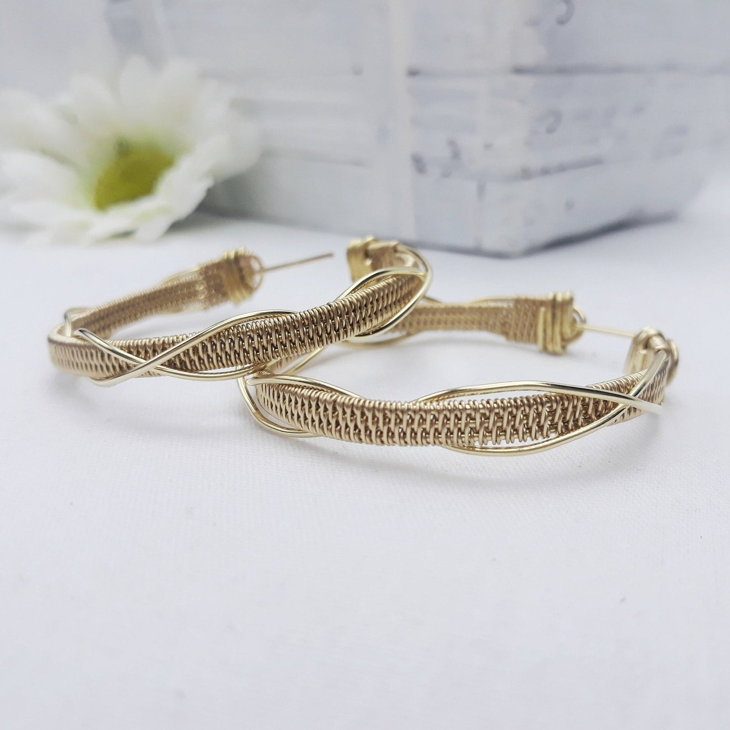 Pendientes dorados de aro con alambres cruzados