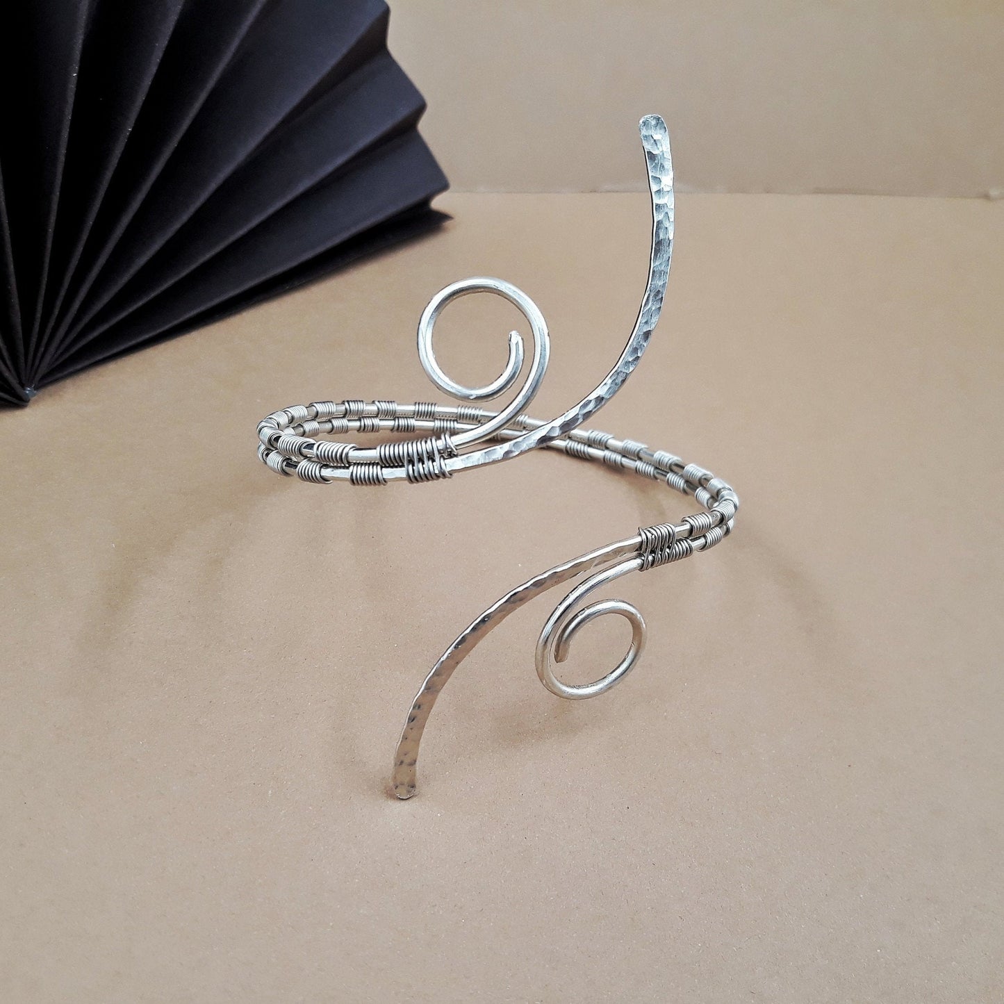 brazalete plateado de estilo griego hecho a mano