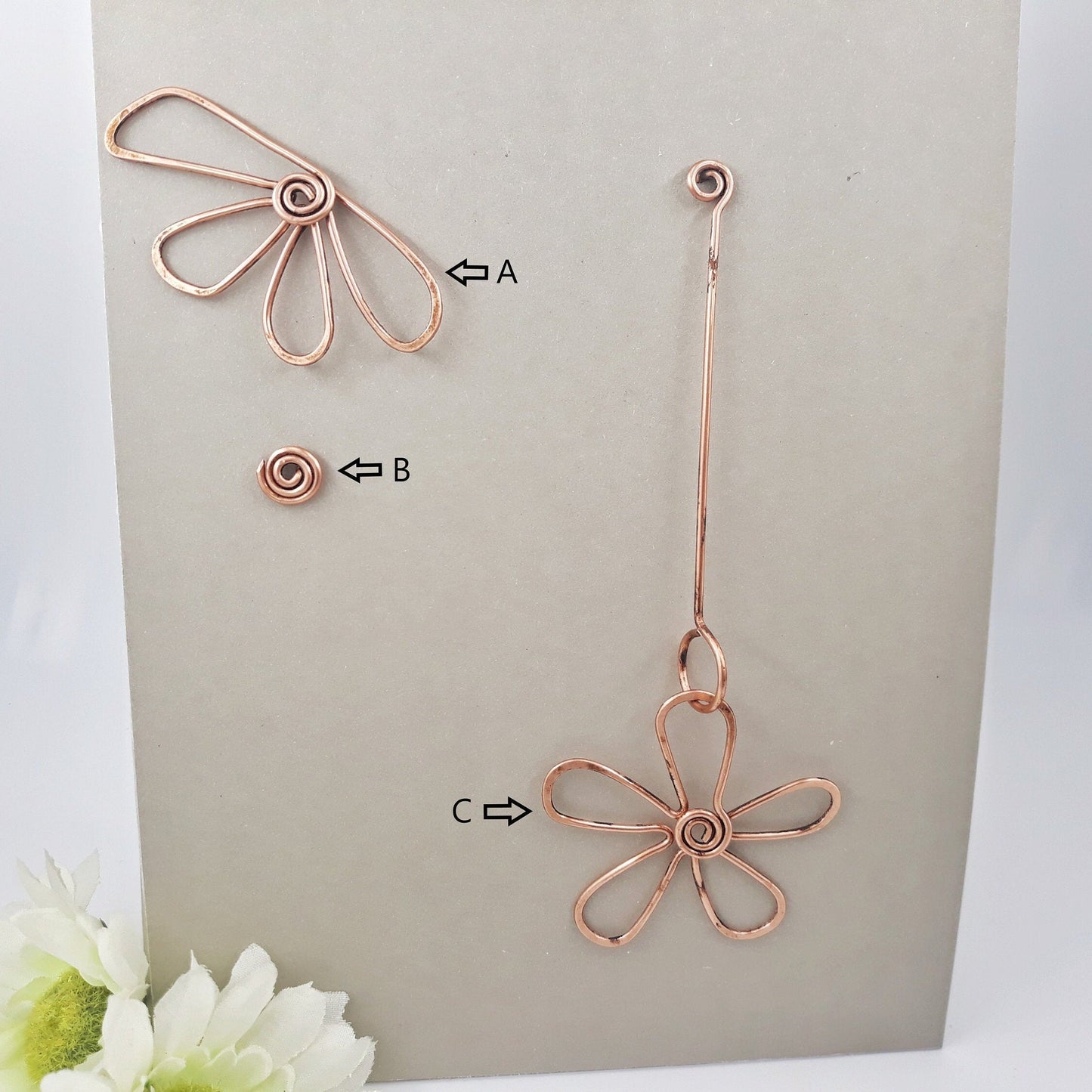 Pendientes de alambre de cobre con diseño de flores