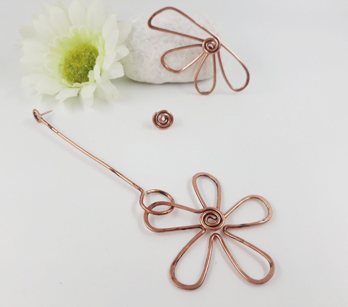 Pendientes de alambre de cobre con diseño de flores