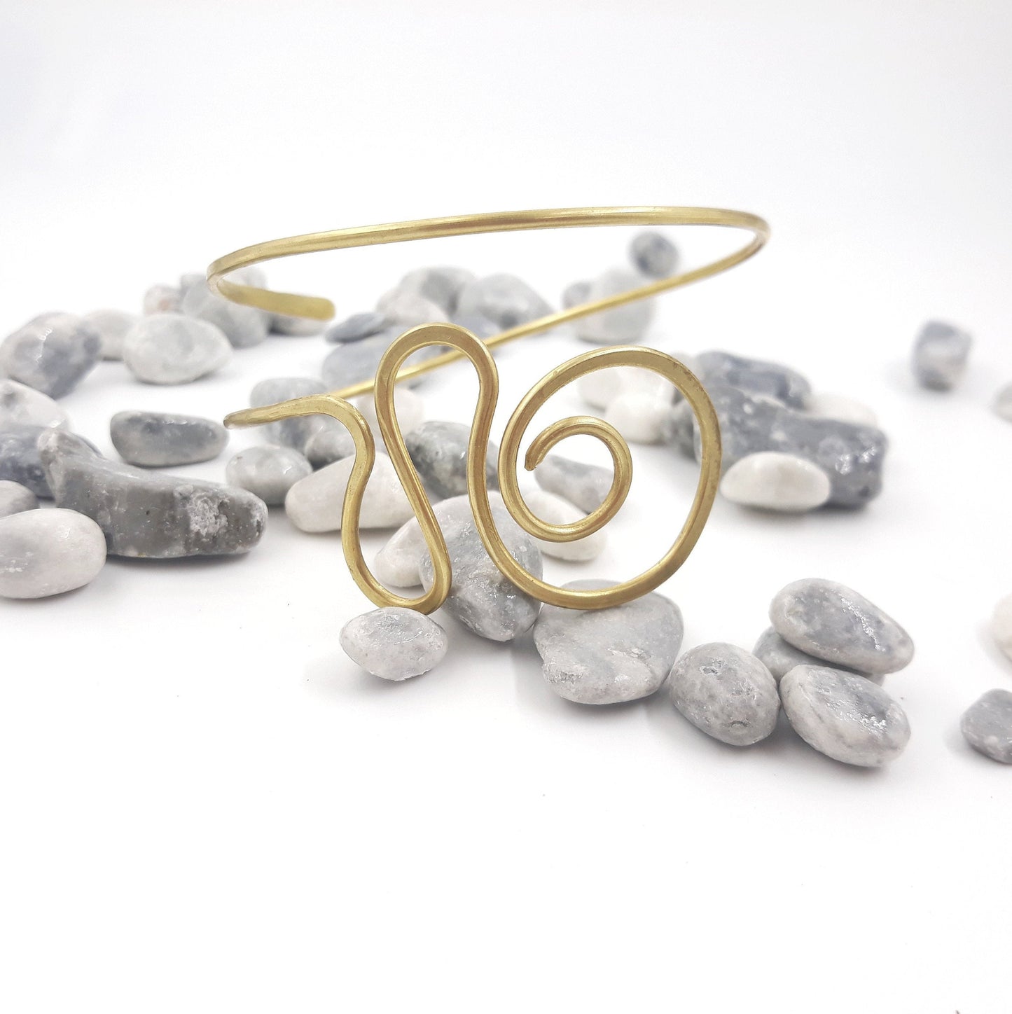 brazalete dorado de estilo tribal