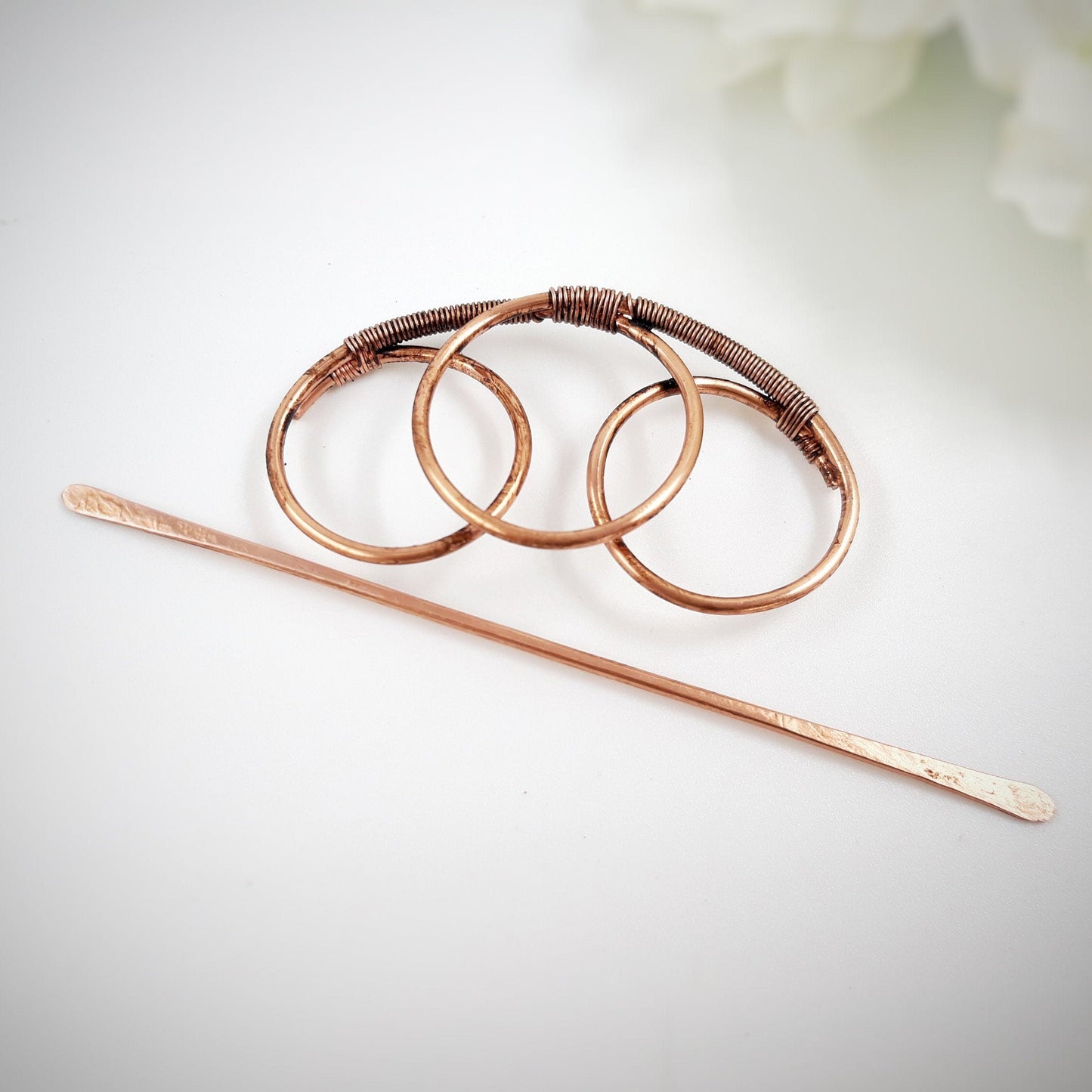 Pasador de cobre de estilo celta con círculos