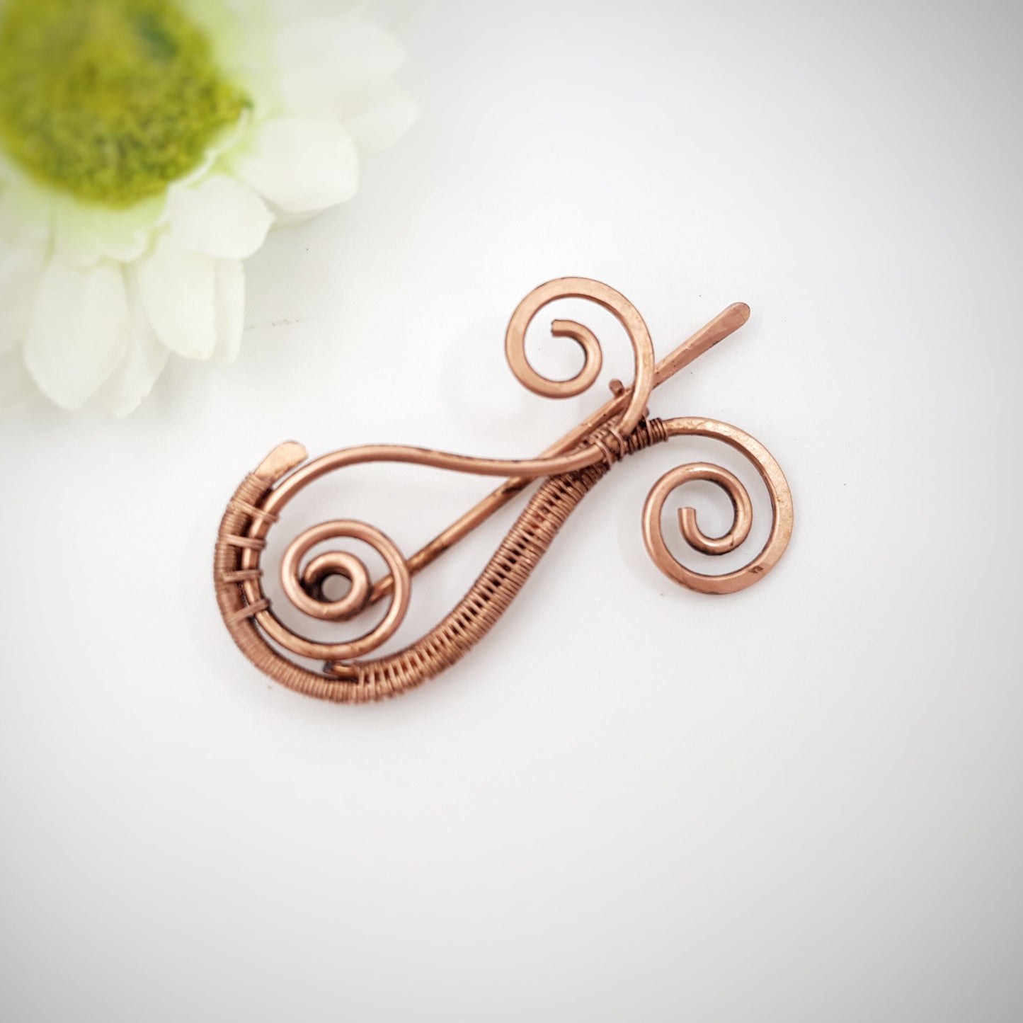 Pasador de alambre de cobre inspirado en un pez