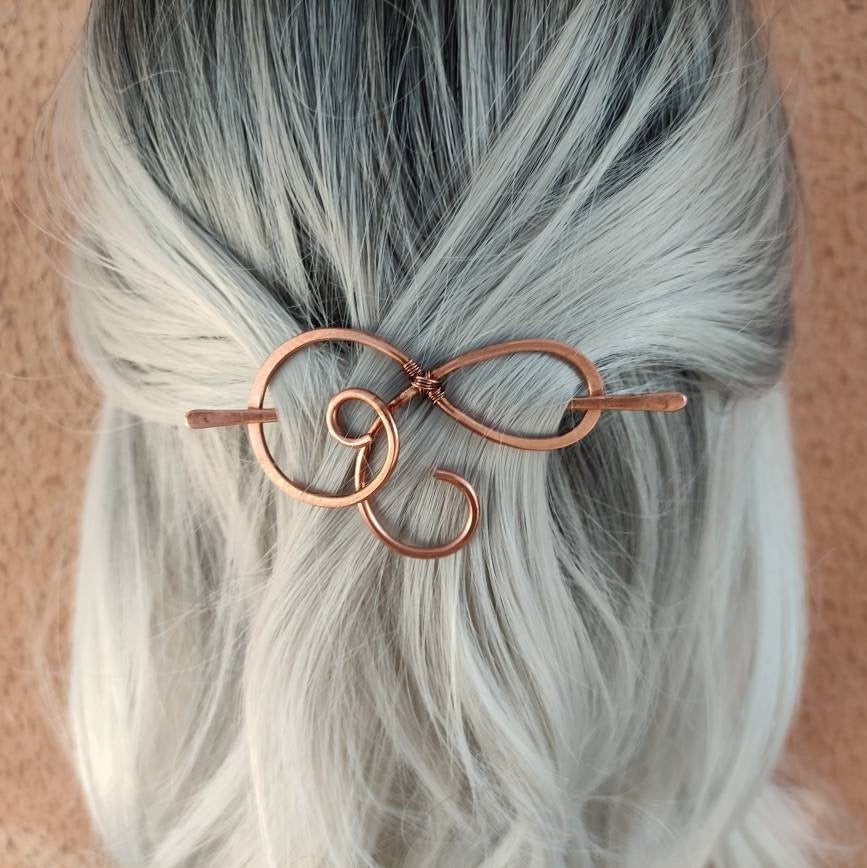 pasador de estilo celta hecho a mano con alambre de cobre