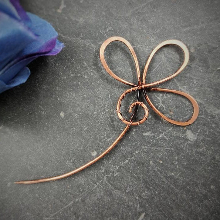 Alfiler decorativo con flor de lis