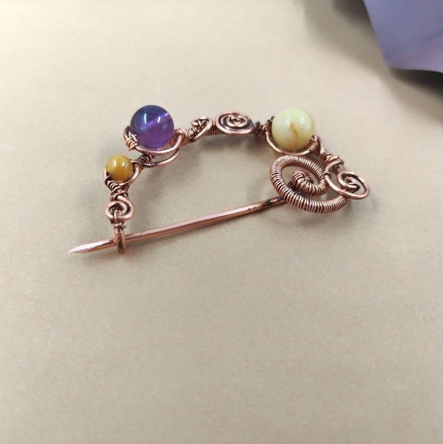 Broche de cobre con amatista y jade amarillo