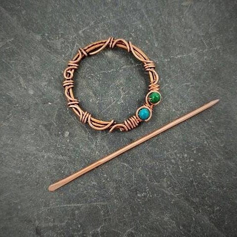 Pasador decorativo de cobre y crisocola