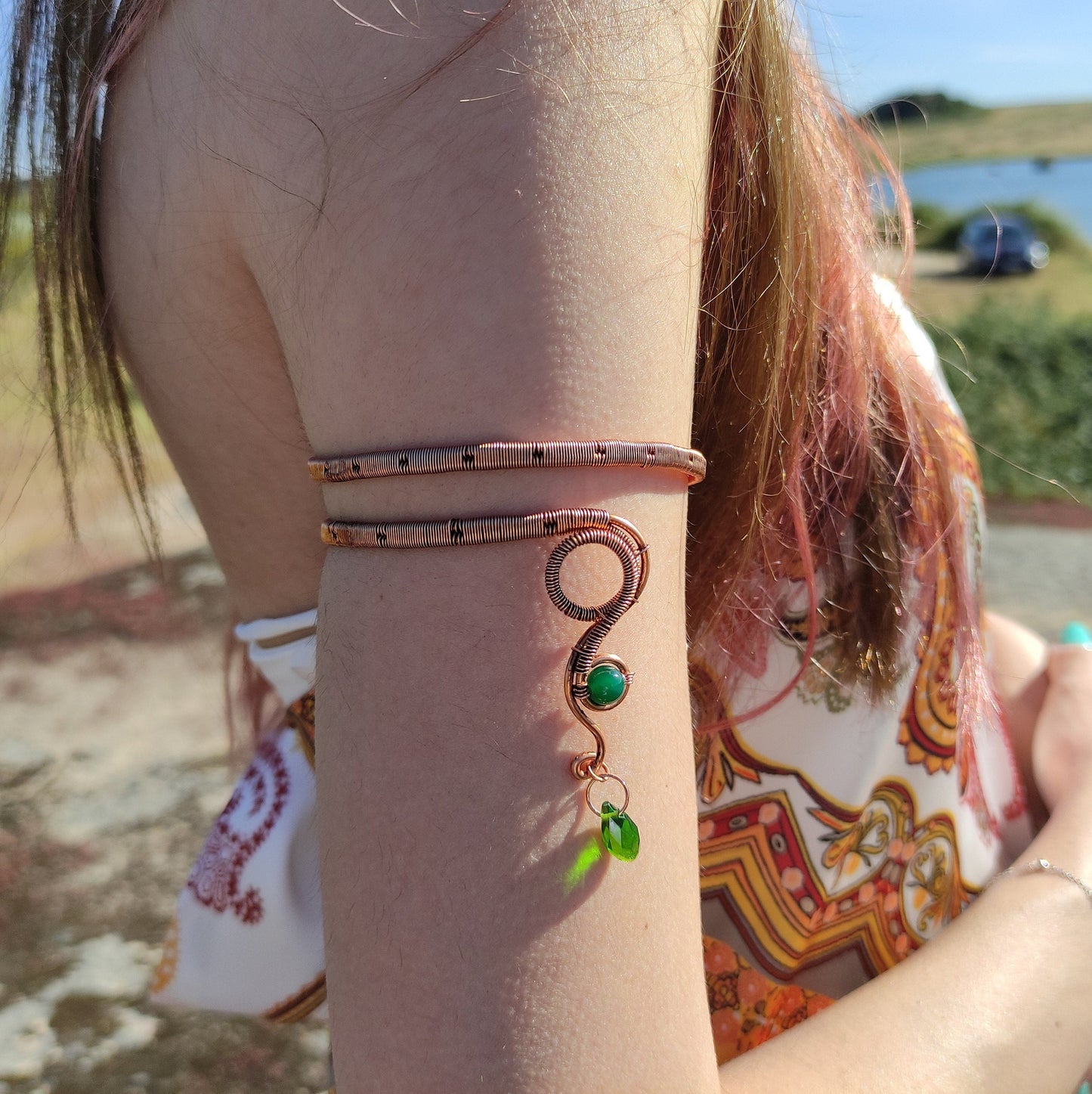 Goldene Oberarmmanschette im ägyptischen Stil, verstellbare böhmische Armspange mit Messingdraht, holen Sie sich für den Sommer ein goldenes Oberarmarmband mit Drahtwicklung
