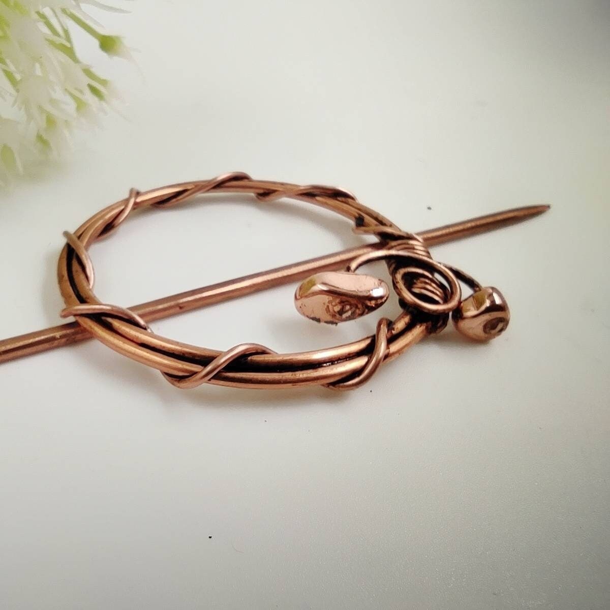 Pasador circular hecho a mano con chips de cobre
