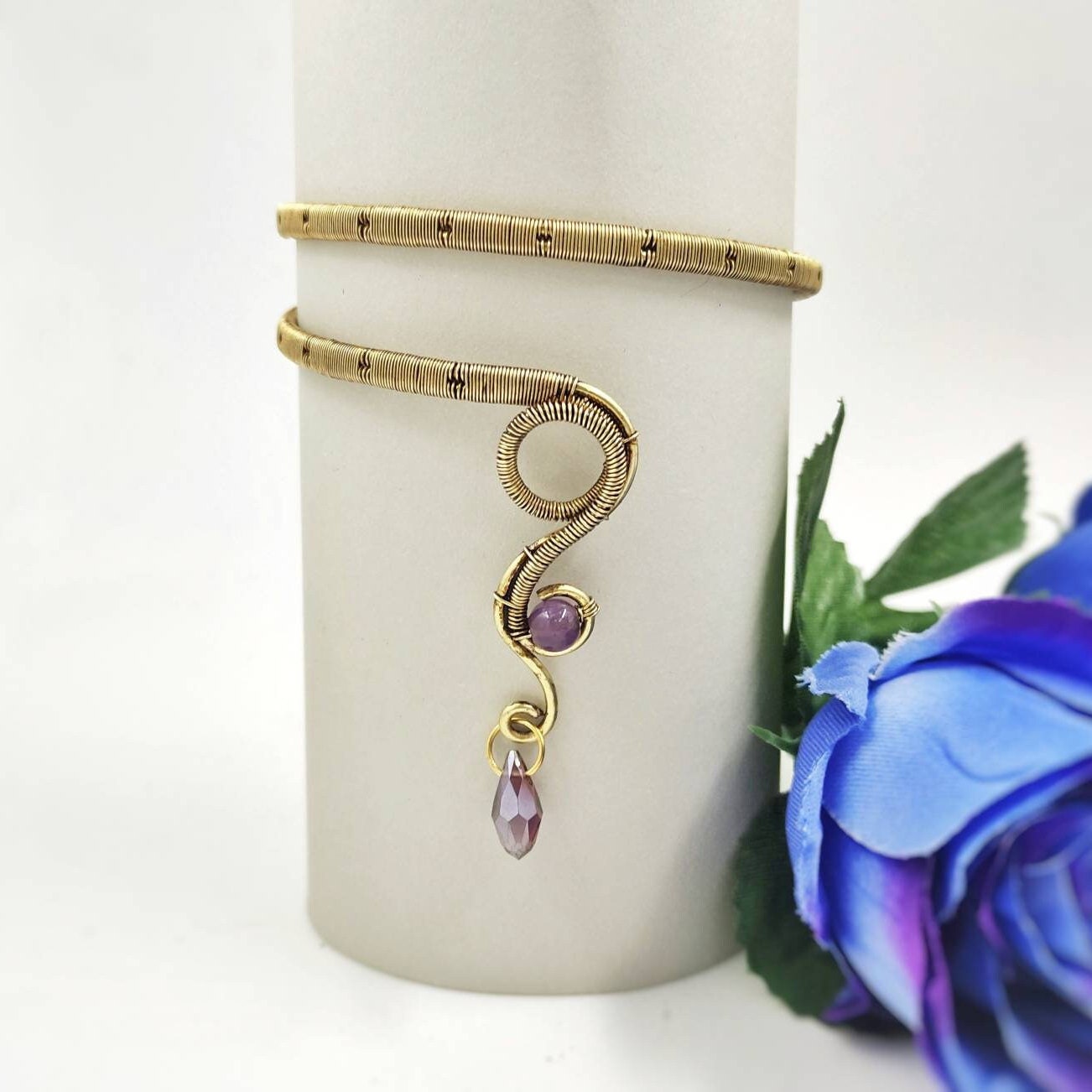 Brazalete dorado de estilo griego con cuentas de cristal