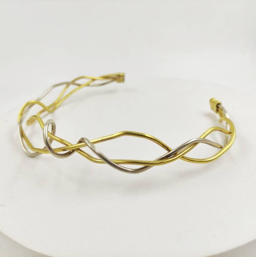 Collar choker de alambre de latón con detalles plateados