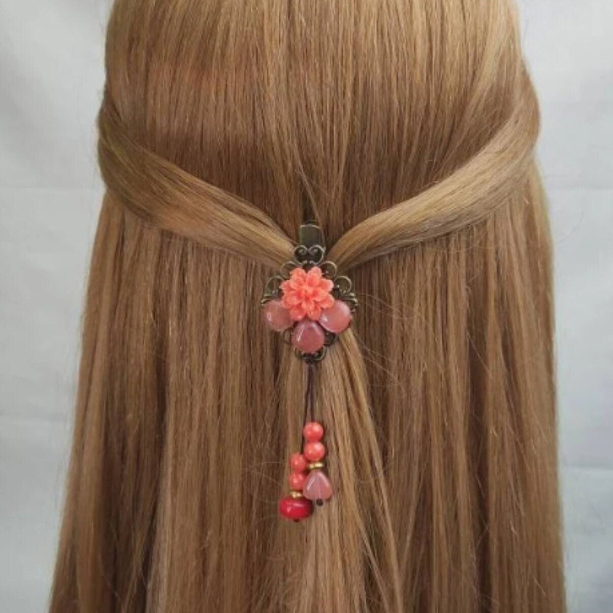 Pequeña pinza para el pelo de bronce con flor de coral y cuentas de vidrio