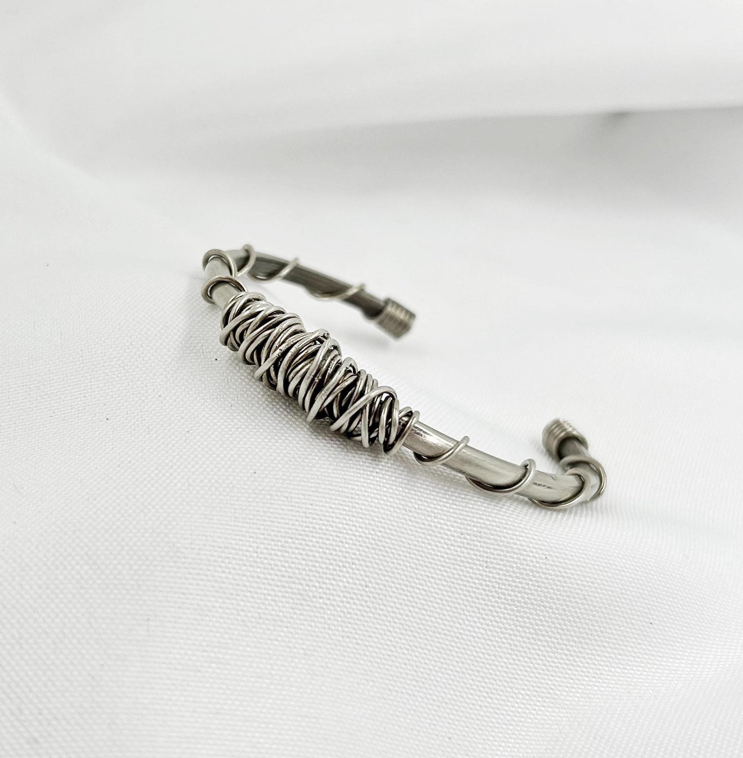 Pulsera celta artesanal de plata alemana. Ajustable y personalizada