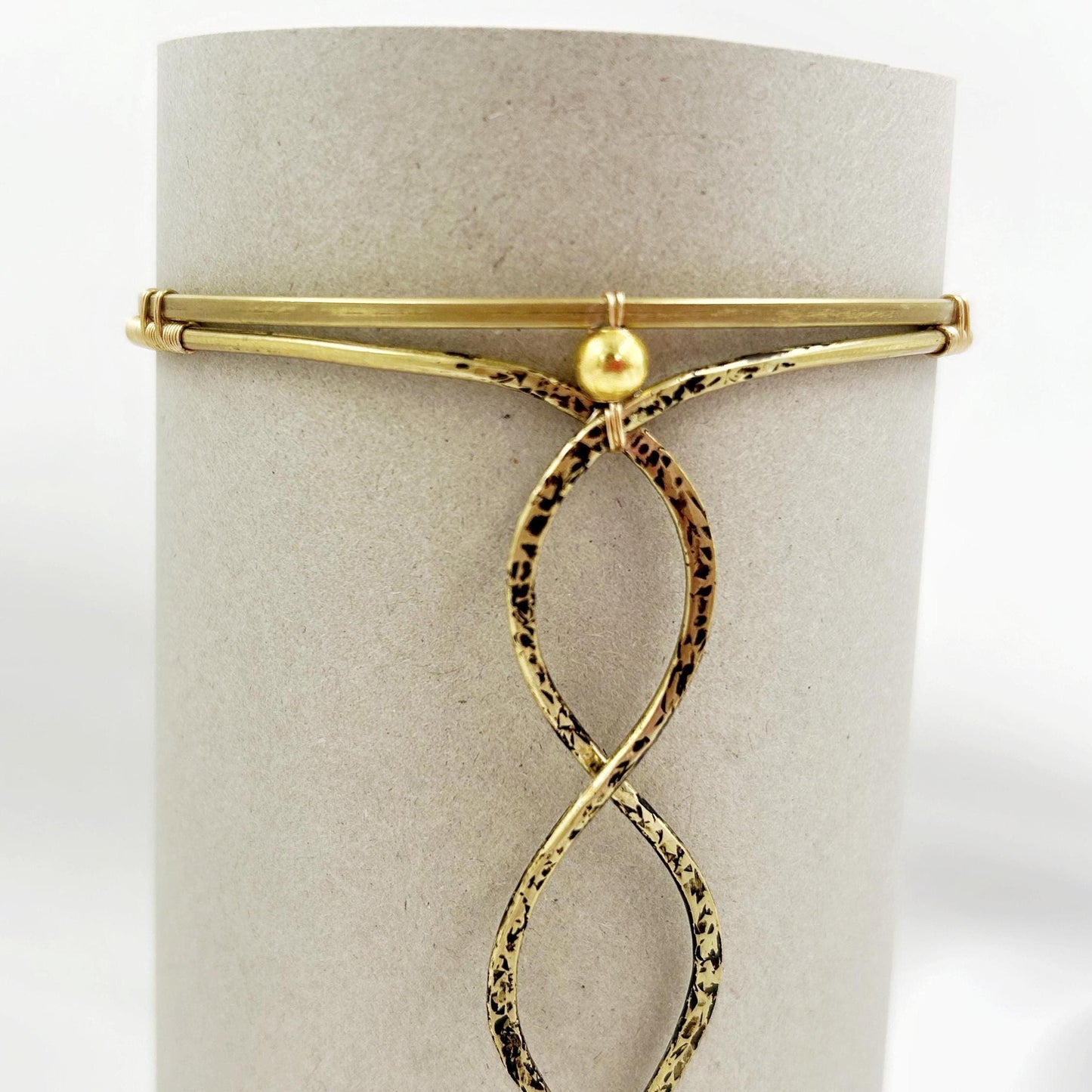 brazalete dorado de estilo egipcio hecho a mano