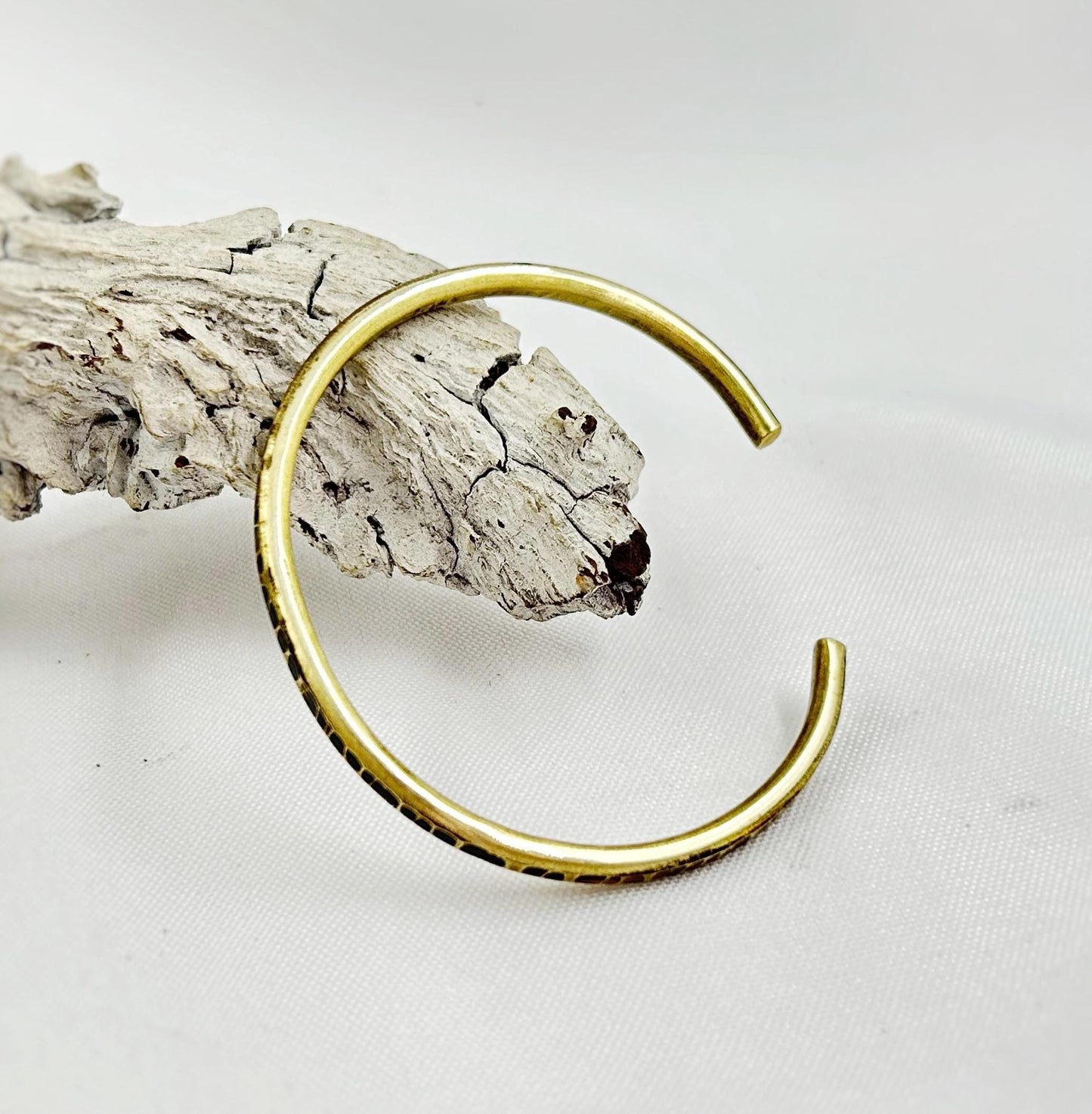 Pulsera unisex apilable de latón con textura