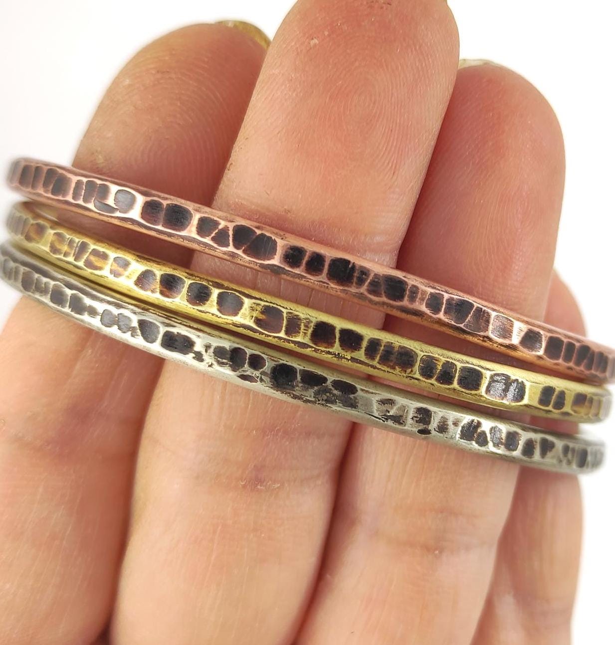 Pulsera unisex apilable de latón con textura