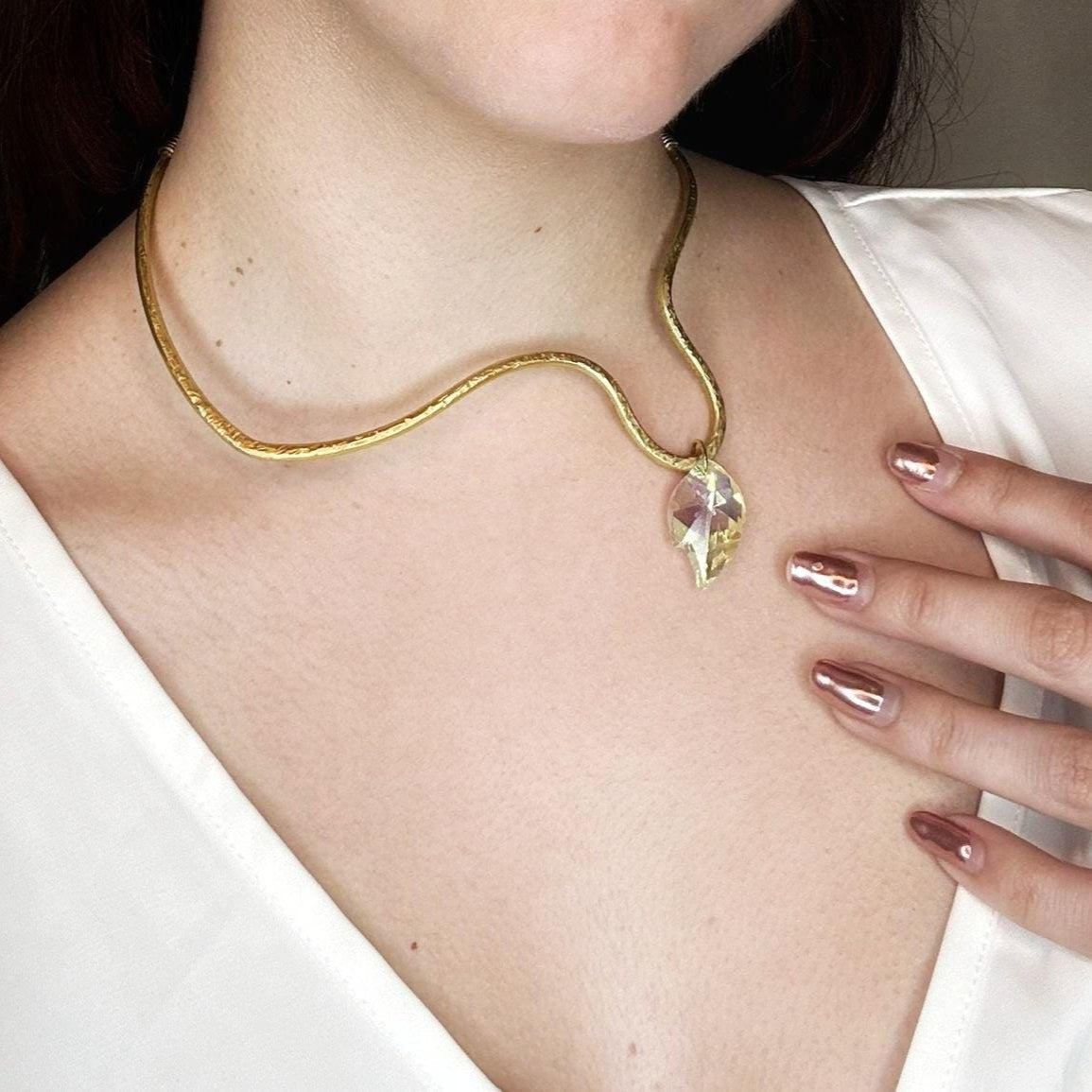 Collar de alambre de latón con hoja de cristal de Swarovski