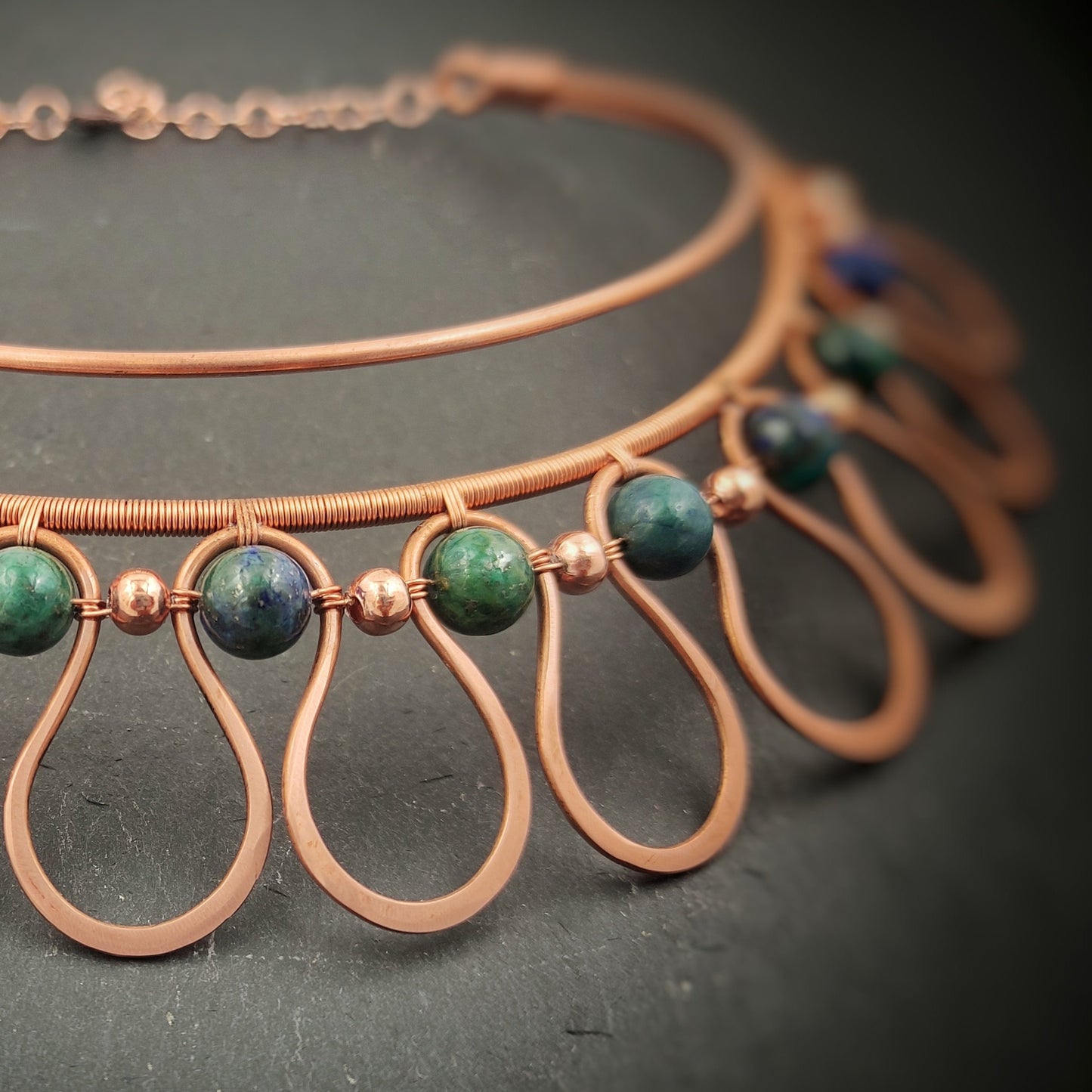 Collar de inspiración egipcia de alambre de cobre con crisocolas