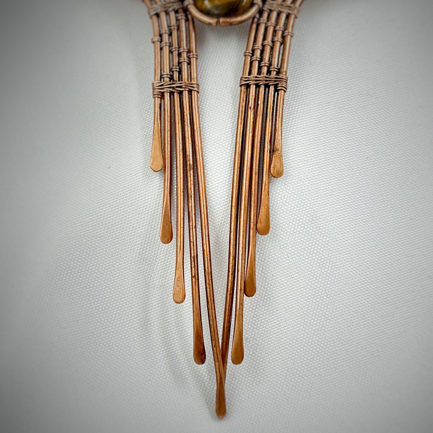 Collar de estilo griego de alambre cobre y ojo de tigre