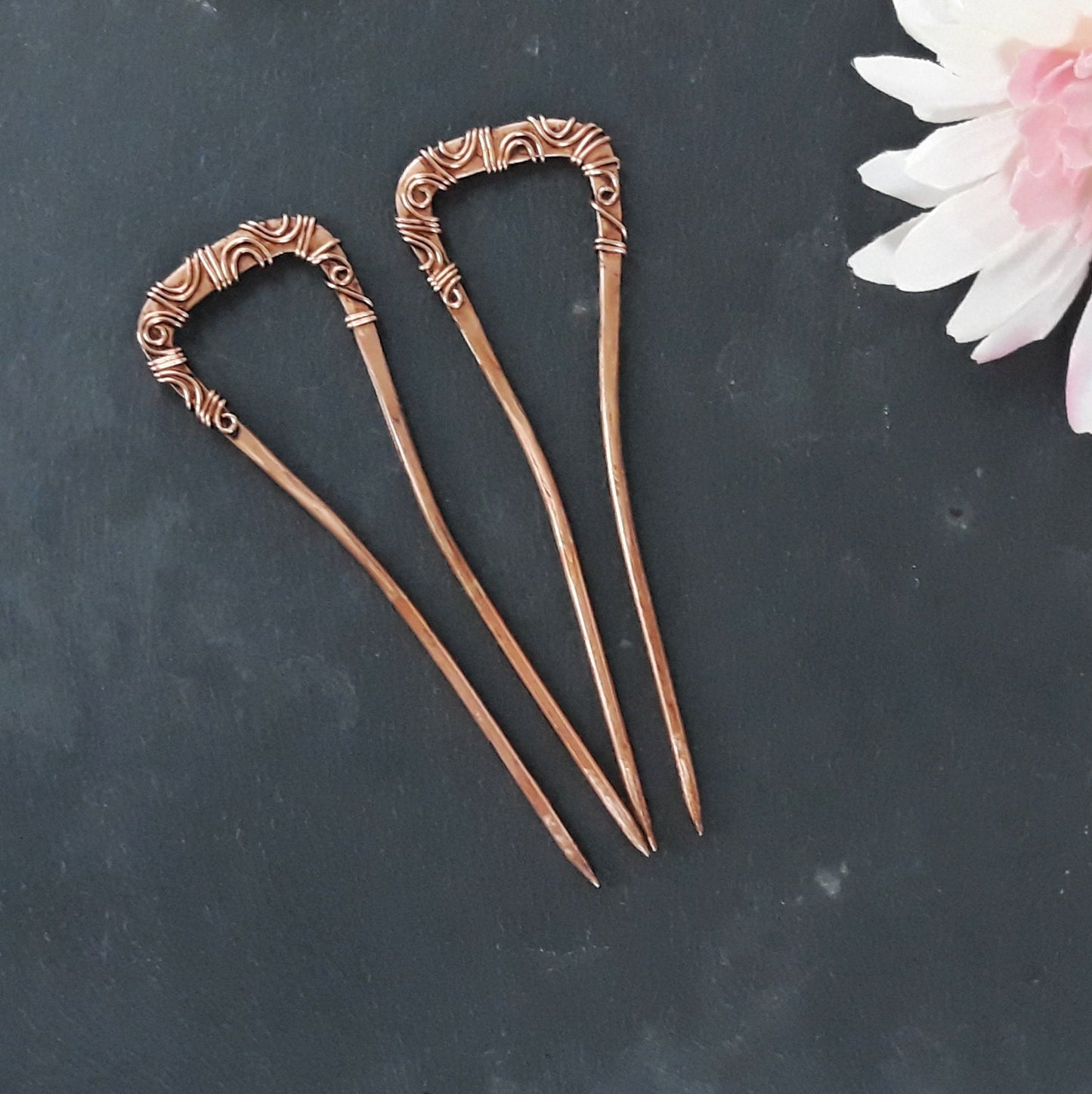 2 palillos de cobre de estilo Art Decó con filigranas