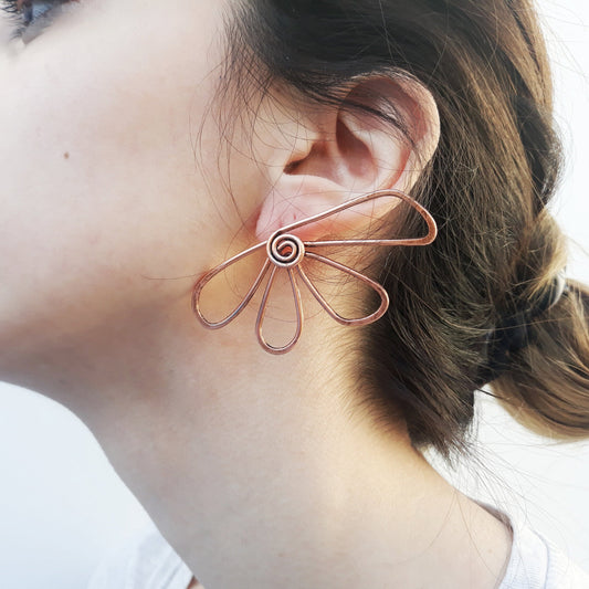 Pendientes de alambre de cobre con diseño de flores