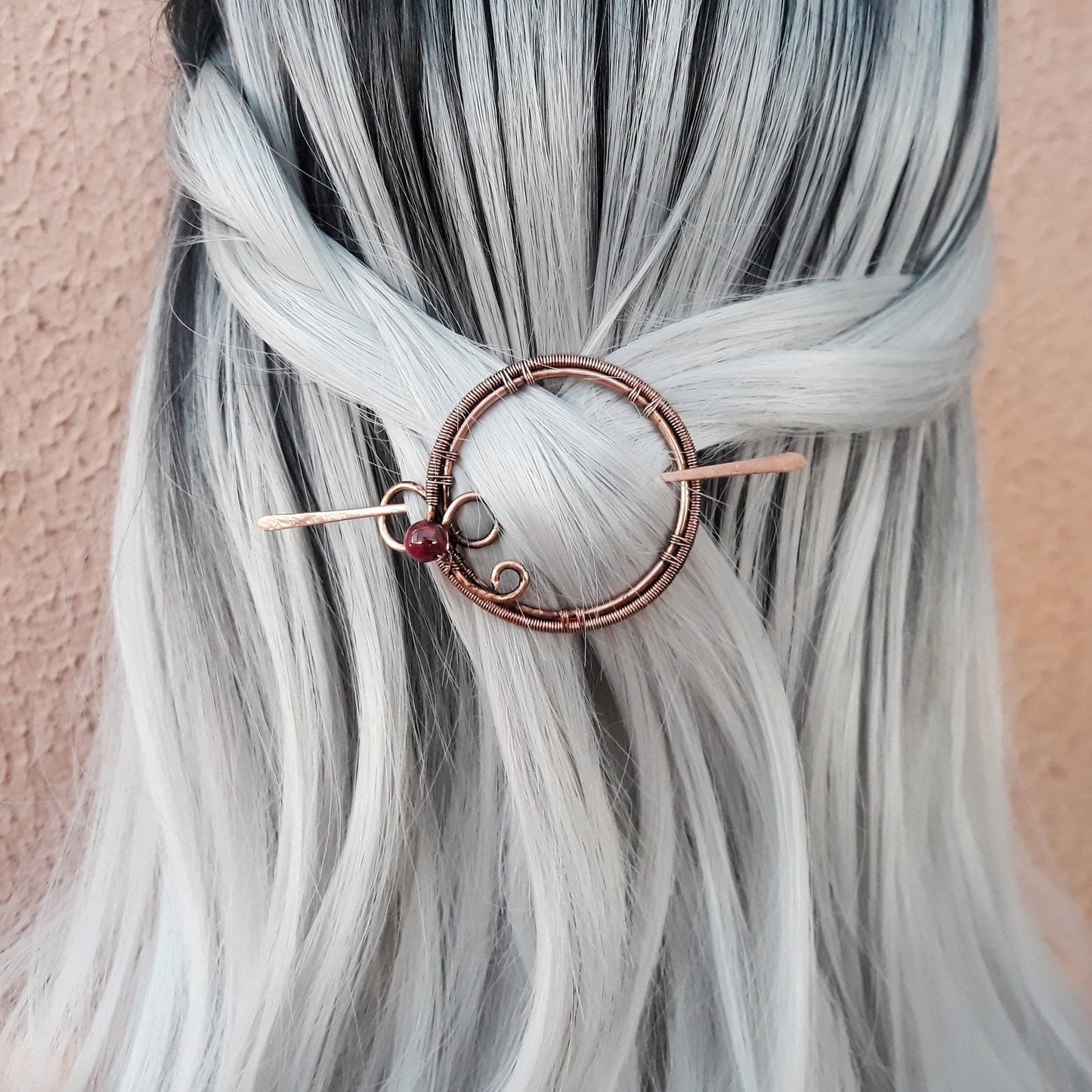 Elegante Horquilla de Cobre con Toque Vintage y Cuenta de Lepidolita