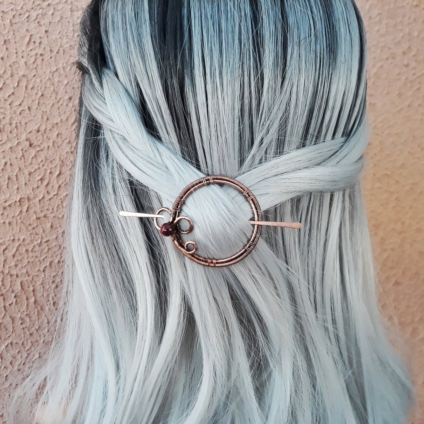 Elegante Horquilla de Cobre con Toque Vintage y Cuenta de Lepidolita