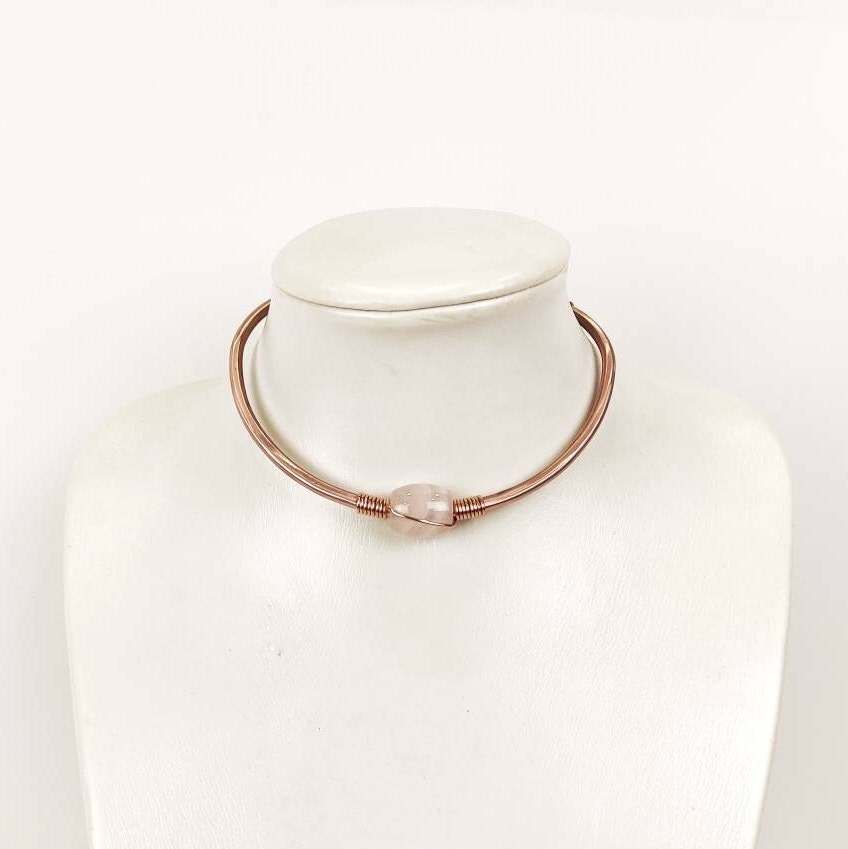 Collar de alambre de cobre con cuenta de cuarzo rosa