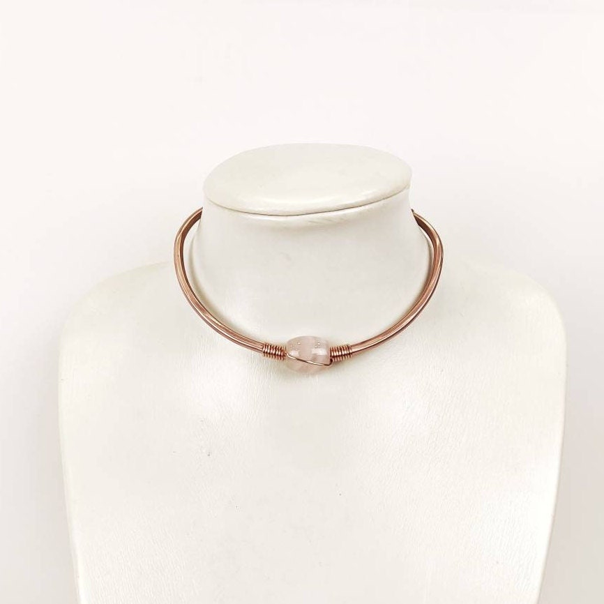 Collar de alambre de cobre con cuenta de cuarzo rosa