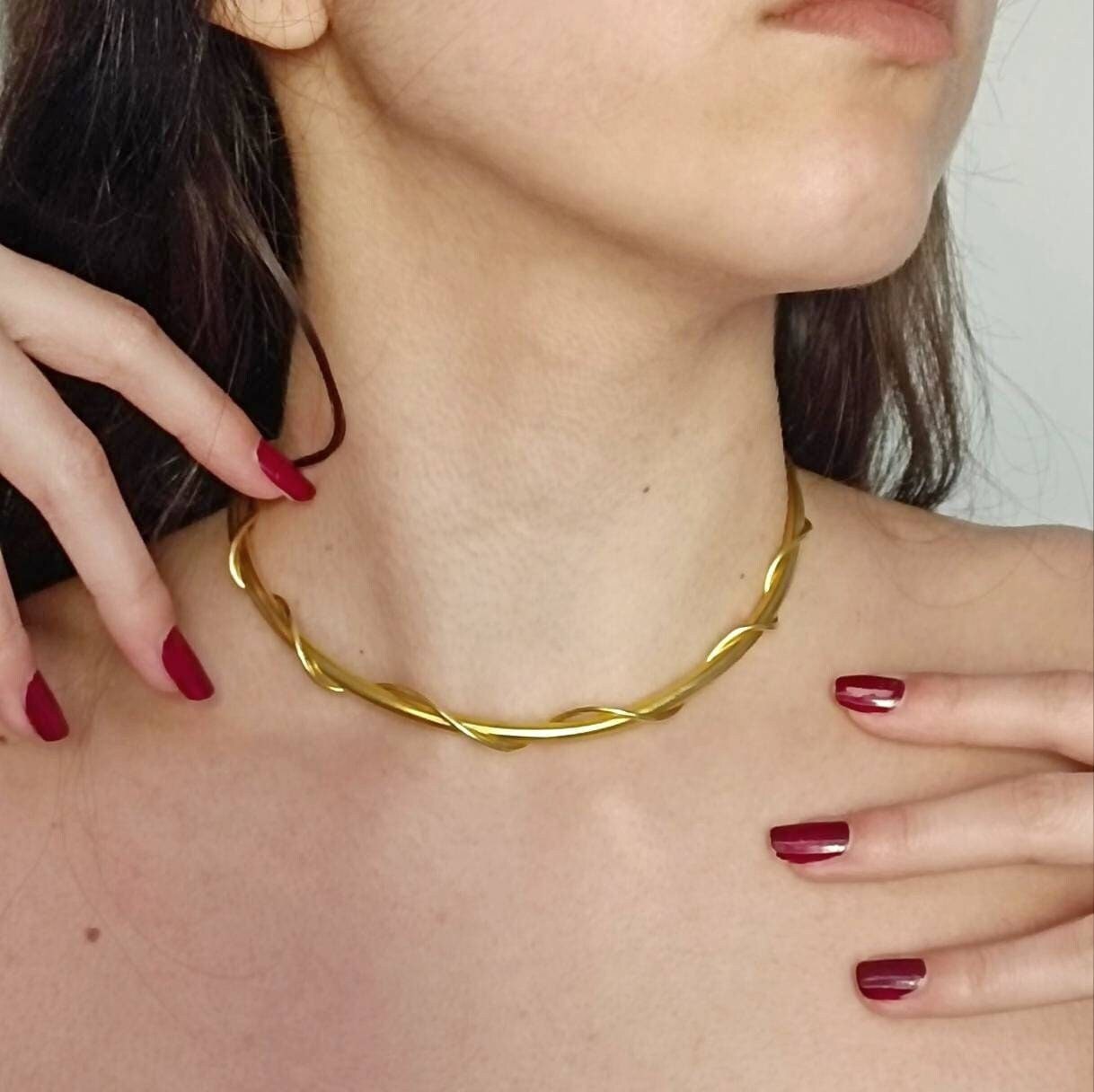 Collar minimalista de alambre de latón, choker dorado hecho a mano