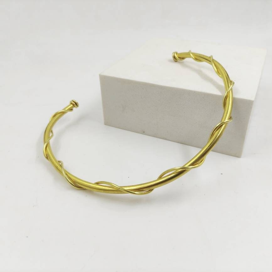 Collar minimalista de alambre de latón, choker dorado hecho a mano