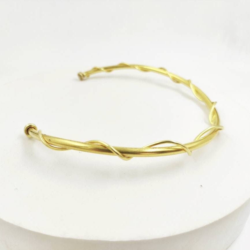 Collar minimalista de alambre de latón, choker dorado hecho a mano