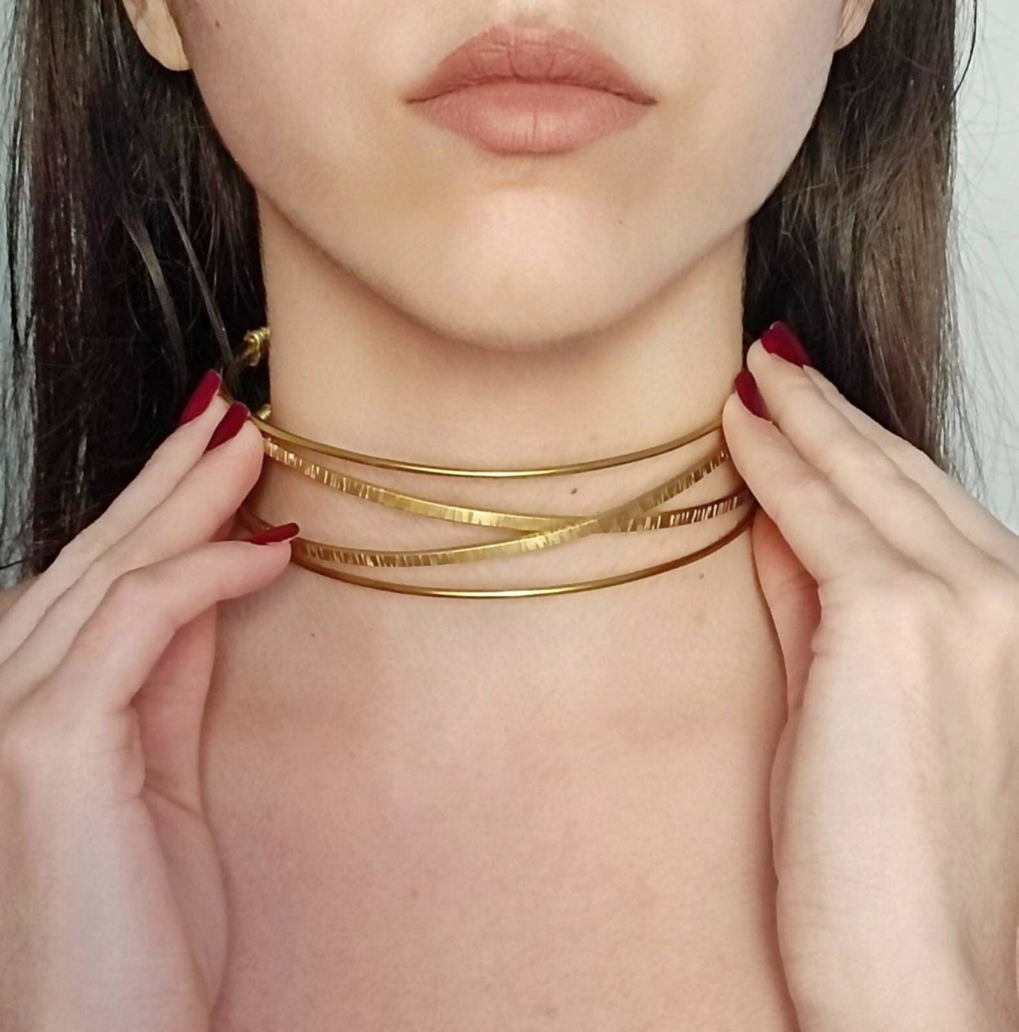 Choker de alambre de latón con textura