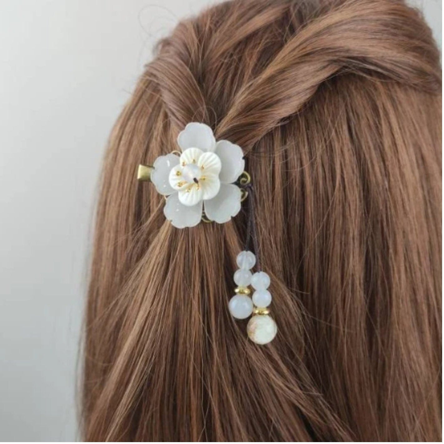 Pinza para el Pelo con Flor de Concha Natural y Cristal Blanco