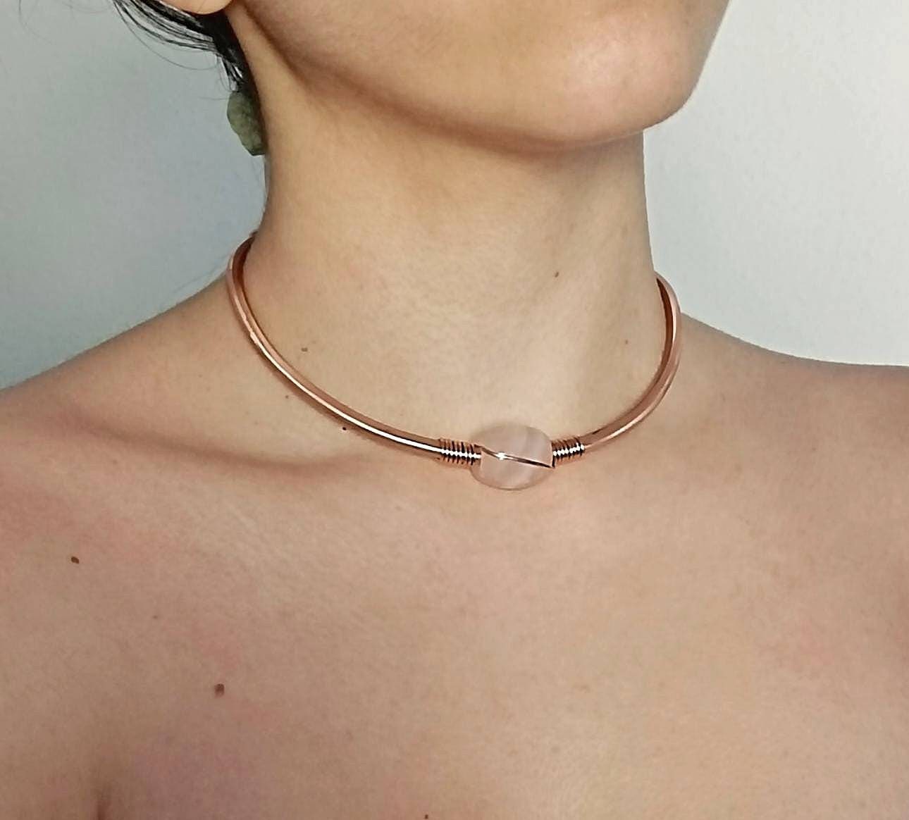 Collar de alambre de cobre con cuenta de cuarzo rosa