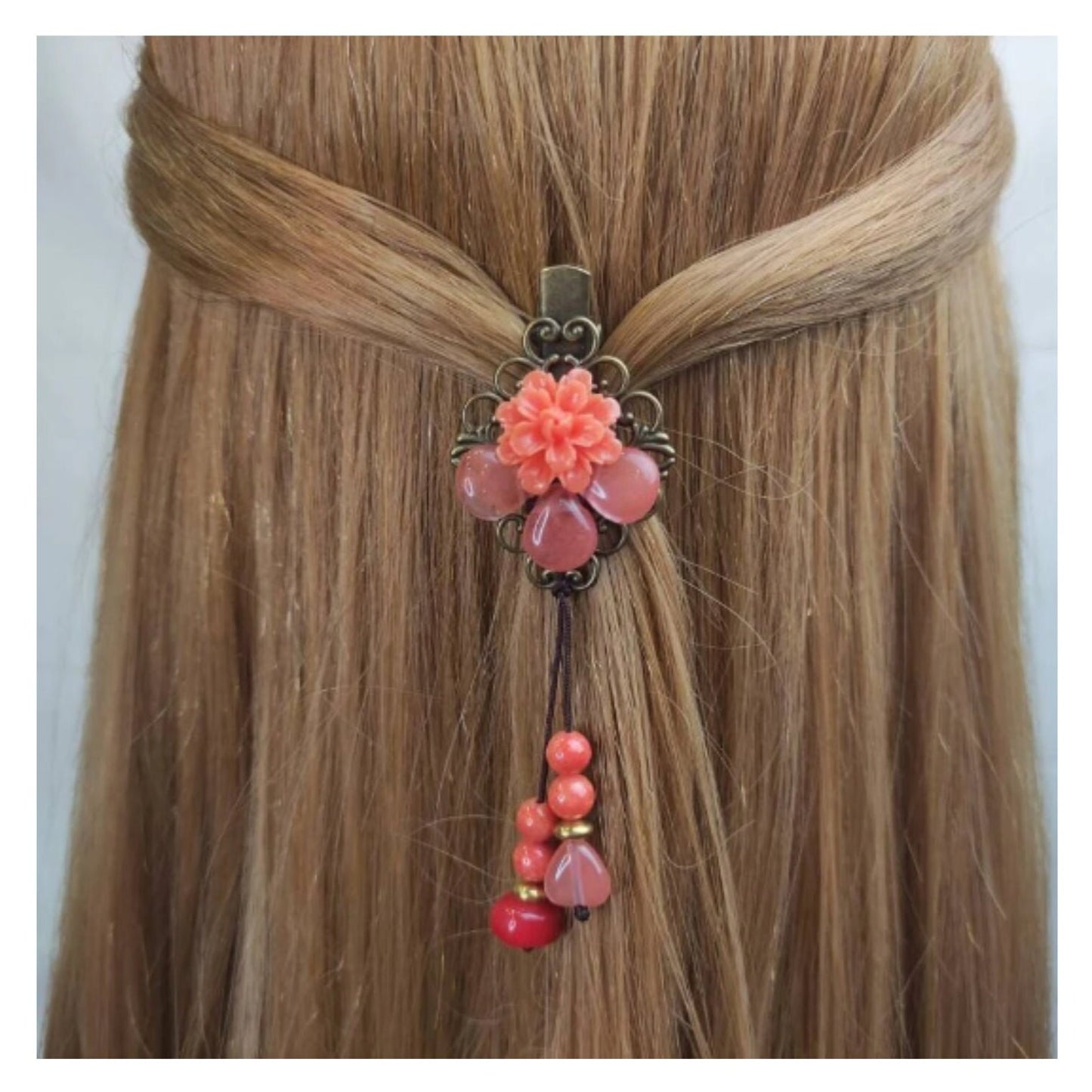 Pequeña pinza para el pelo de bronce con flor de coral y cuentas de vidrio