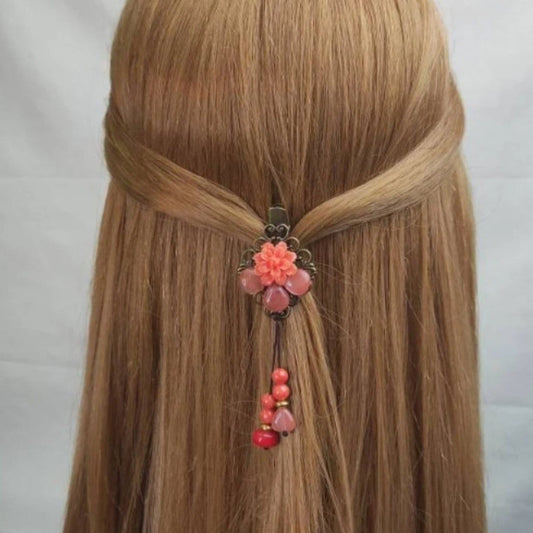 Pequeña pinza para el pelo de bronce con flor de coral y cuentas de vidrio