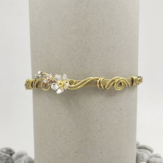 Brazalete de latón con flores plateadas